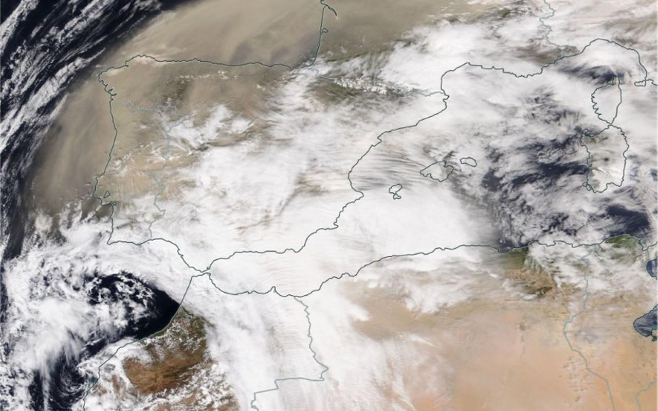 Satellietfoto, genomen op 15 maart om 13.30 uur. Inzet linksboven: afzetting van Saharastof op plastic op 17 maart 's ochtends.