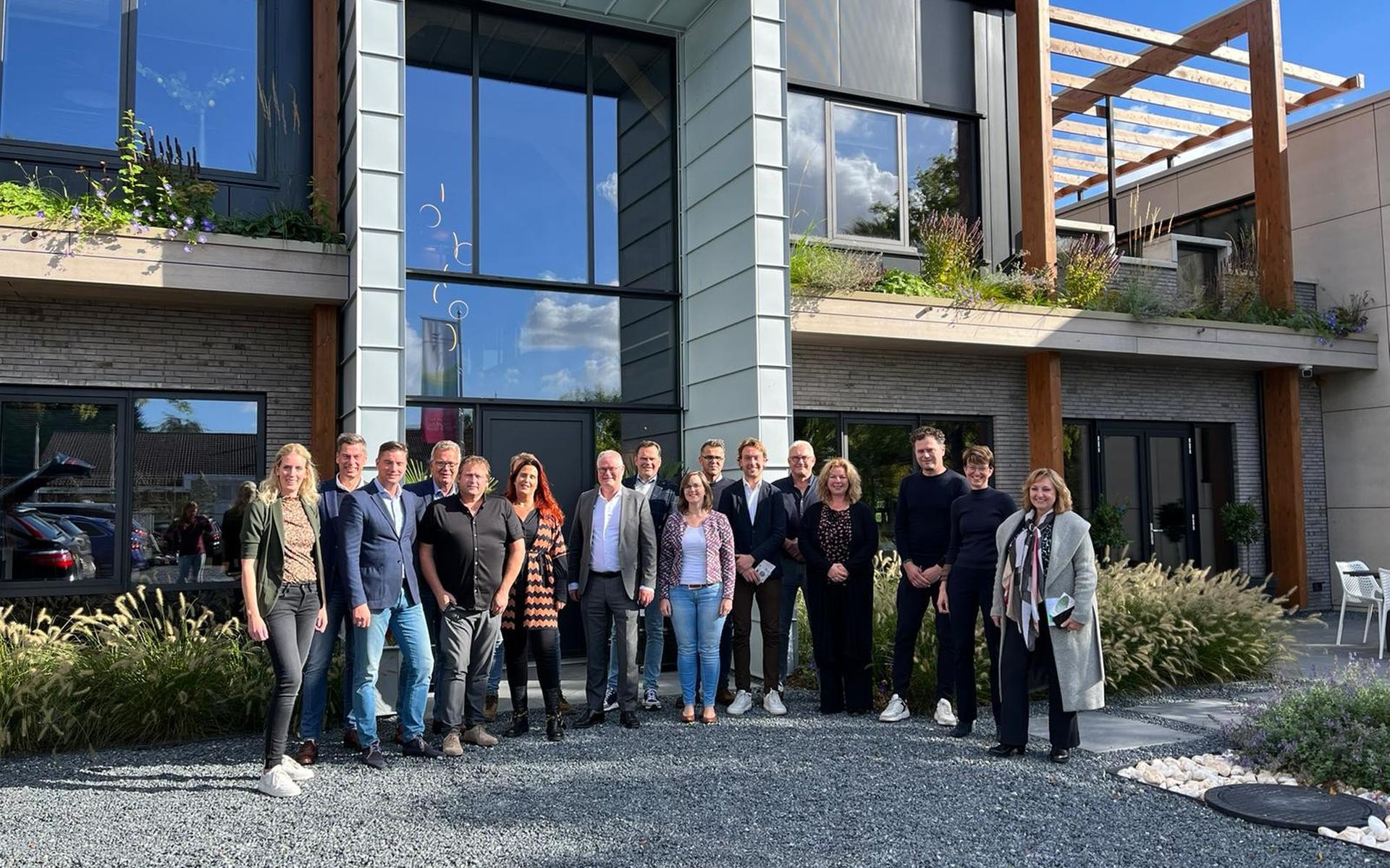 Het college van burgemeester en wethouders en het bestuur van Business Club Steenwijkerland bij Poelsema Veldwerkbureau.