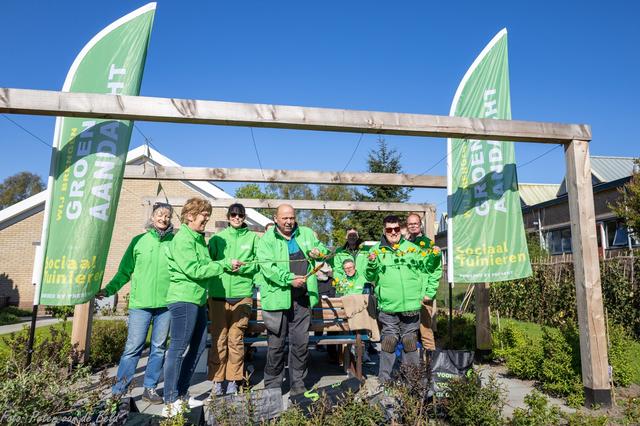 Sociaal Tuinieren maakt voortvarende start met aanpak eerste tuin in Steenwijk