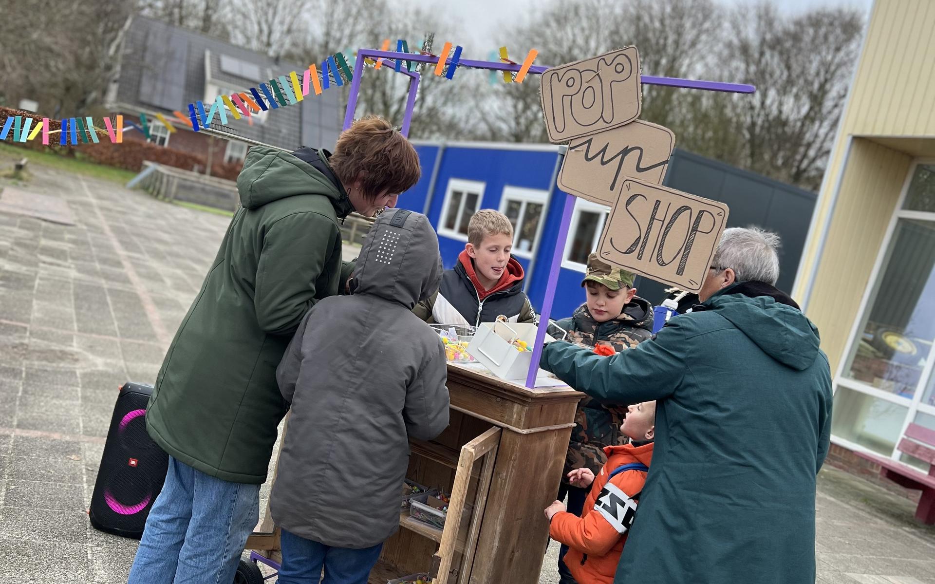 Kinderen Kindcentrum Immanuël in Steenwijkerwold maken sleutelhangers voor Serious Request