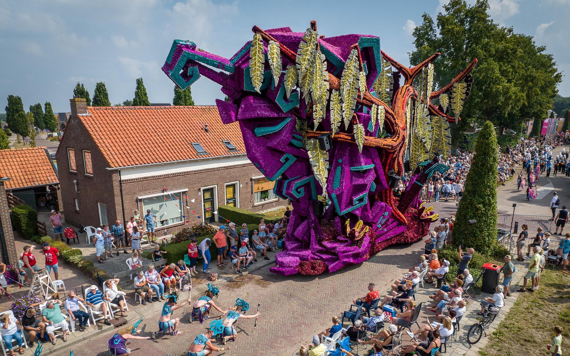 The Next met Regendans vorig jaar, een van de 12 reuzen die door de straten van Sint Janskooster gleden.