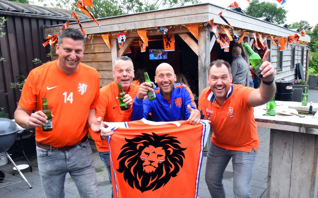 De vriendengroep en aanhang ziet in de tuin bij Alberto Schipper Nederland met 3-0 winnen van Noord Macedonië. 