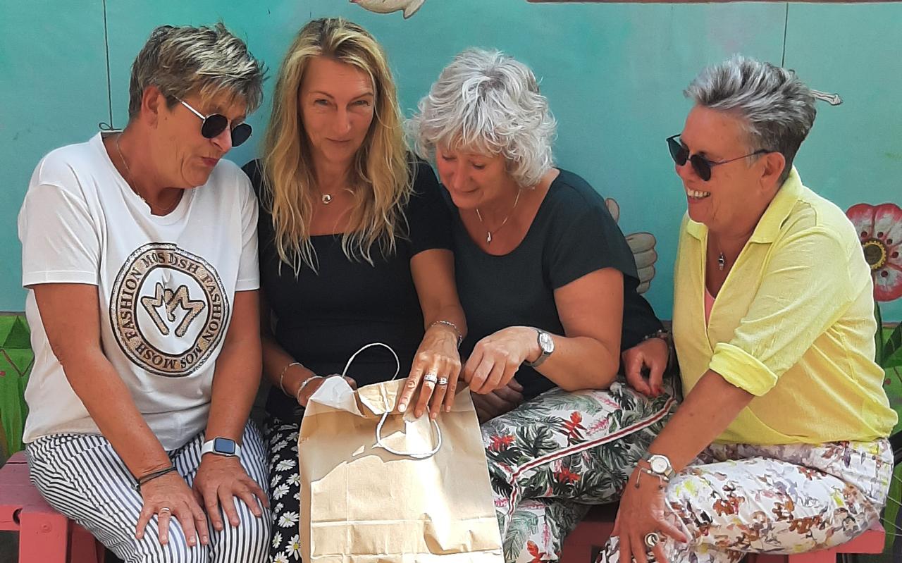 Voor inspiratie van de show 'Valse Trek' konden Lucina Bolding, Janet Marks, Janet van Veen en Alie Stroeve tappen uit hun persoonlijke leven. Voor inspiratie van de show 'Valse Trek' konden Lucina Bolding, Janet Marks, Janet van Veen en Alie Stroeve tappen uit hun persoonlijke leven.