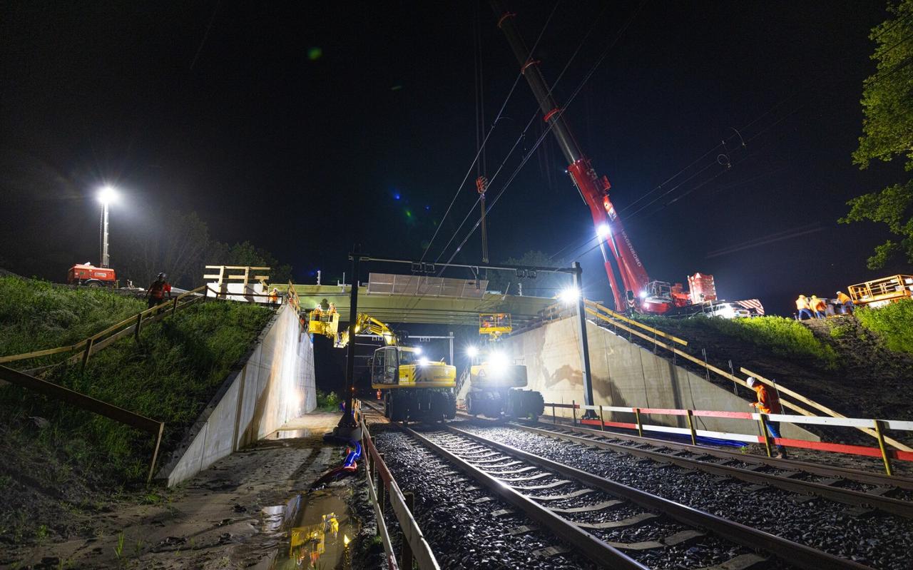 De verkeersbrug in Witte Paarden werd in één deel op zijn plek gehesen. De verkeersbrug in Witte Paarden werd in één deel op zijn plek gehesen.