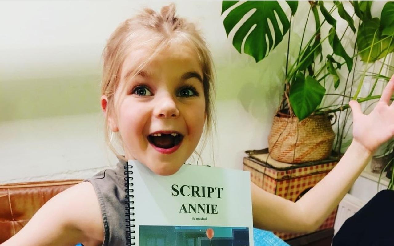 De 8-jarige Lola uit Blokzijl speelde al in twee film en verschillende commercials. Nu staat ze binnenkort in de musical Annie, in het DeLaMar-theater in Amsterdam.