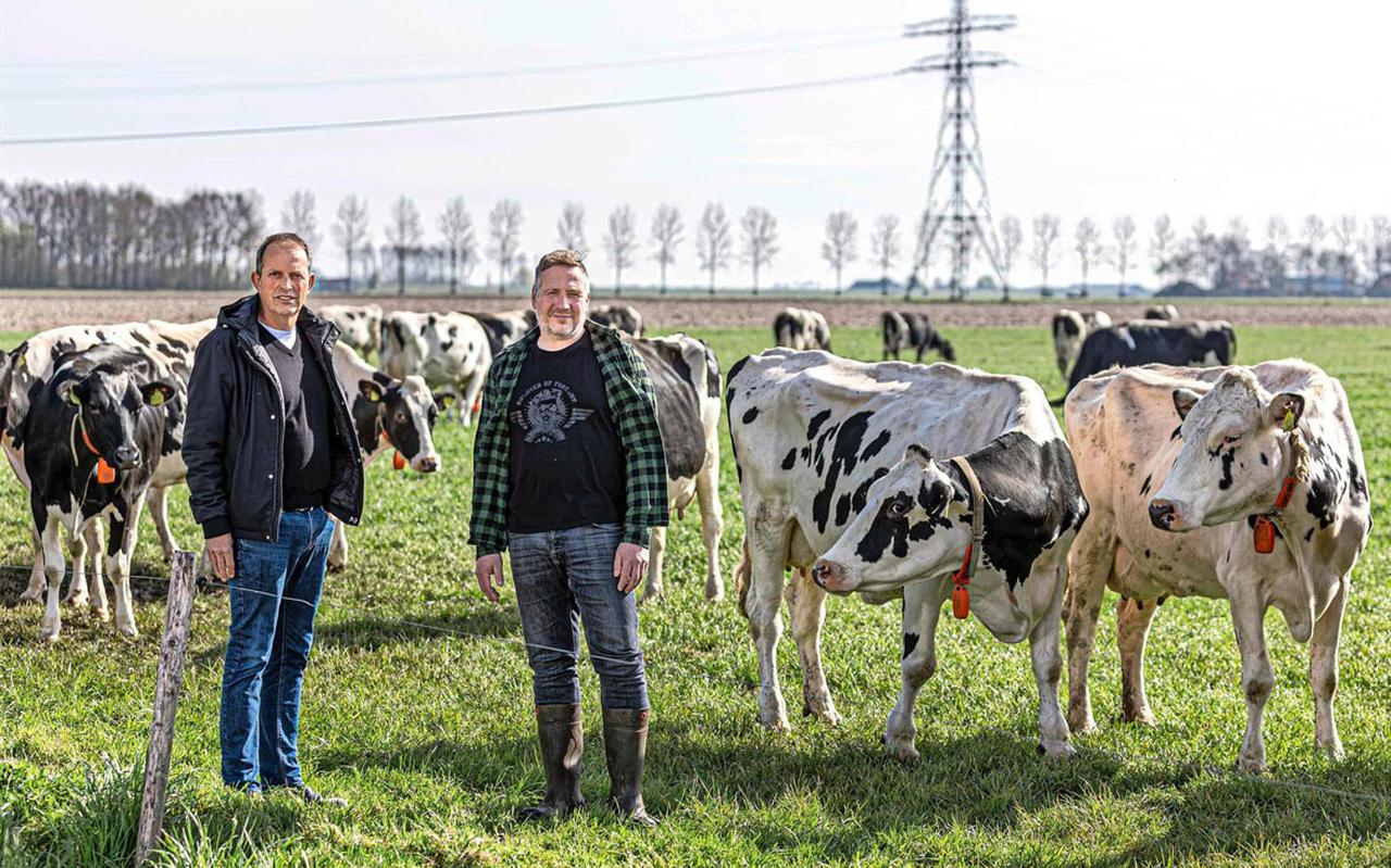 Akkerbouwer Jaap Vaandrager (l) en veehouder Wilfried Vergeer. „Wij hebben voor miljoenen geïnvesteerd. Dan kun je niet ineens terug in dieren en in omzet.”
