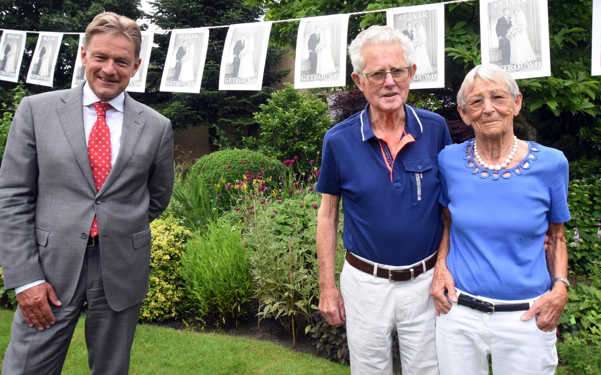 Burgemeester Bats feliciteert echtpaar Makkink uit Oldemarkt met 65-jarig huwelijk.
