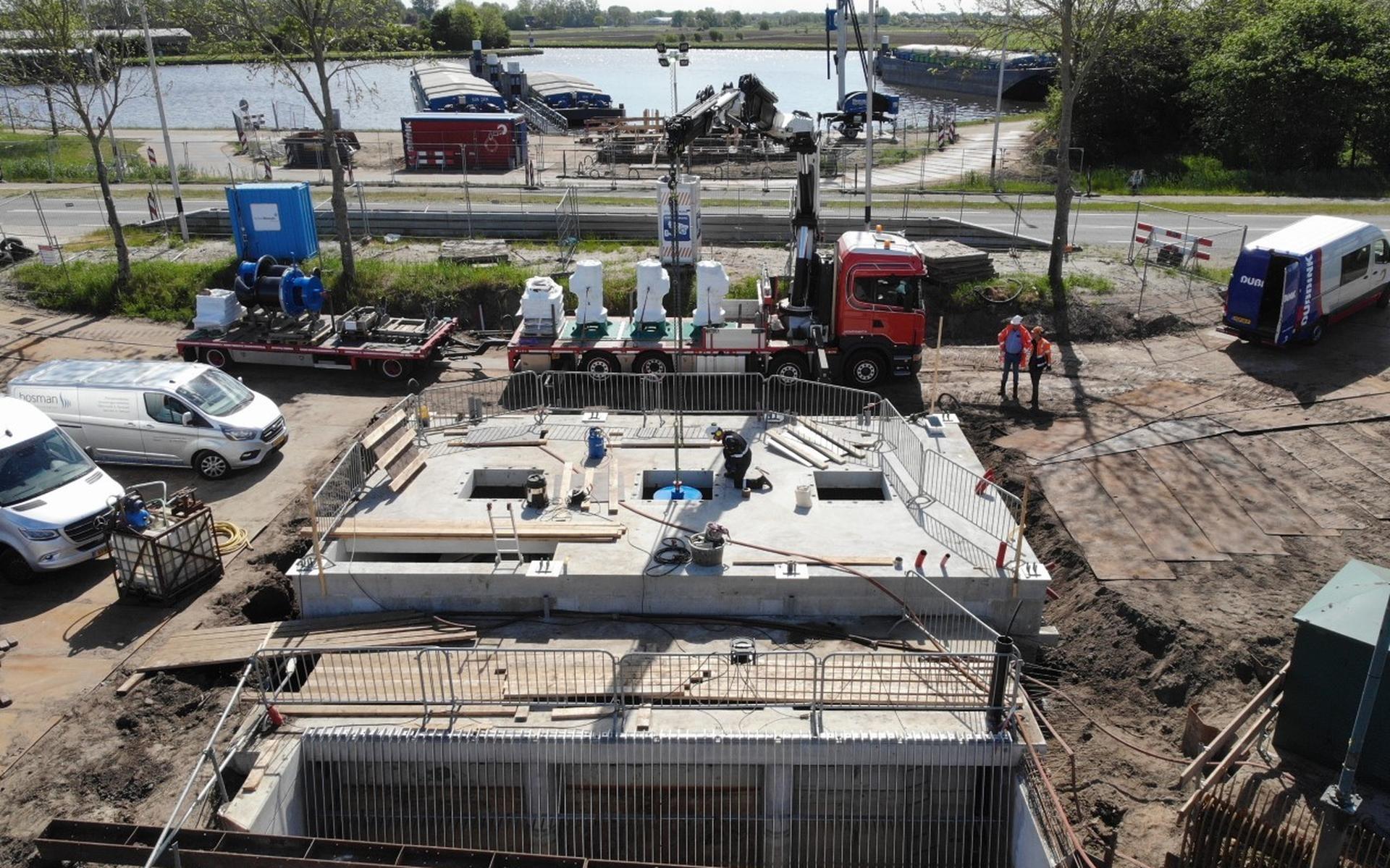 De aanleg van de pompen in het nieuwe gemaal Leenders aan de Zomerdijk in Wanneperveen is afgerond.