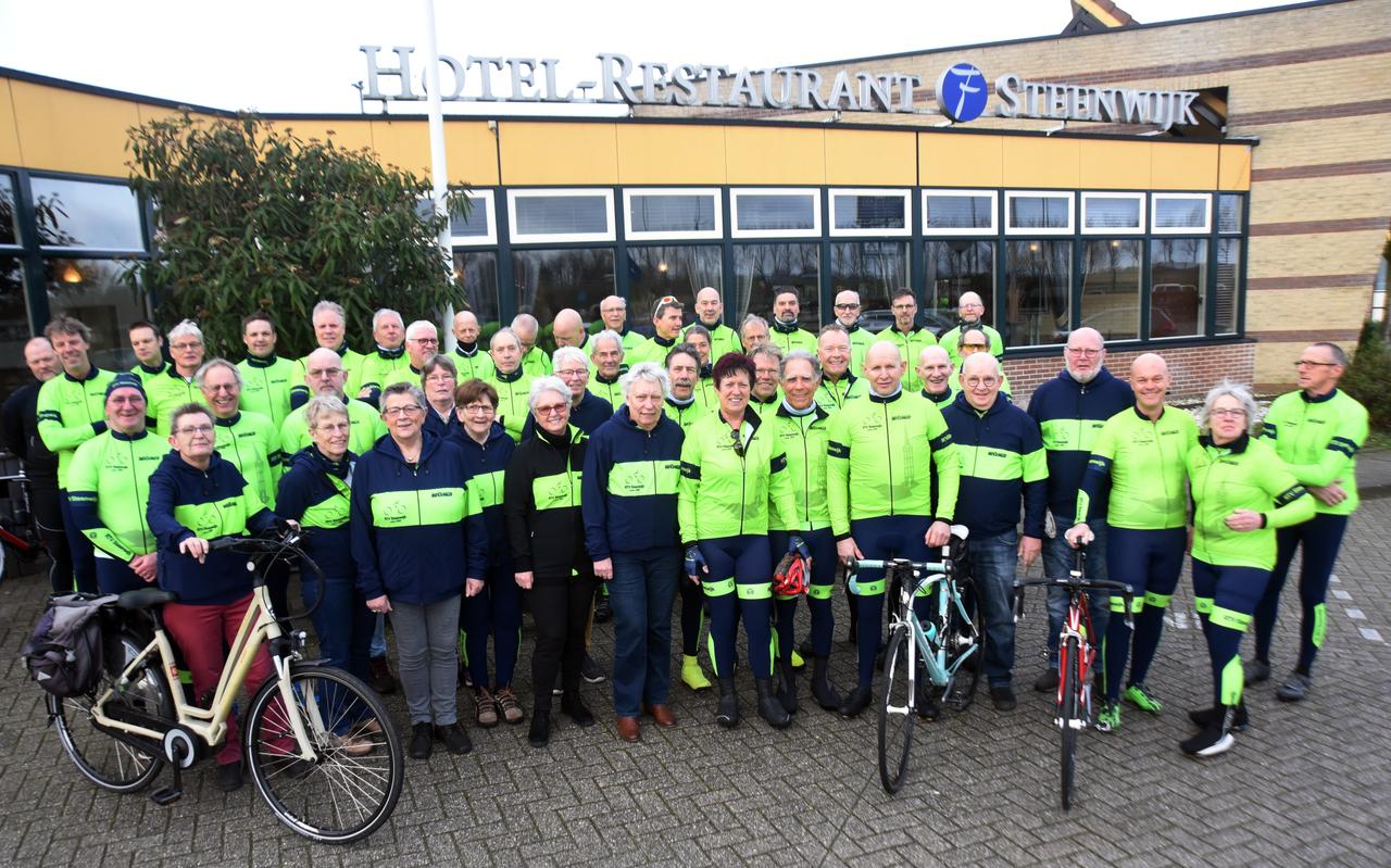 Voor corona poseerden leden van Ren en Toervereniging Steenwijk trots in hun nieuwe outfits (foto voor corona). Voor corona poseerden leden van Ren en Toervereniging Steenwijk trots in hun nieuwe outfits (foto voor corona).