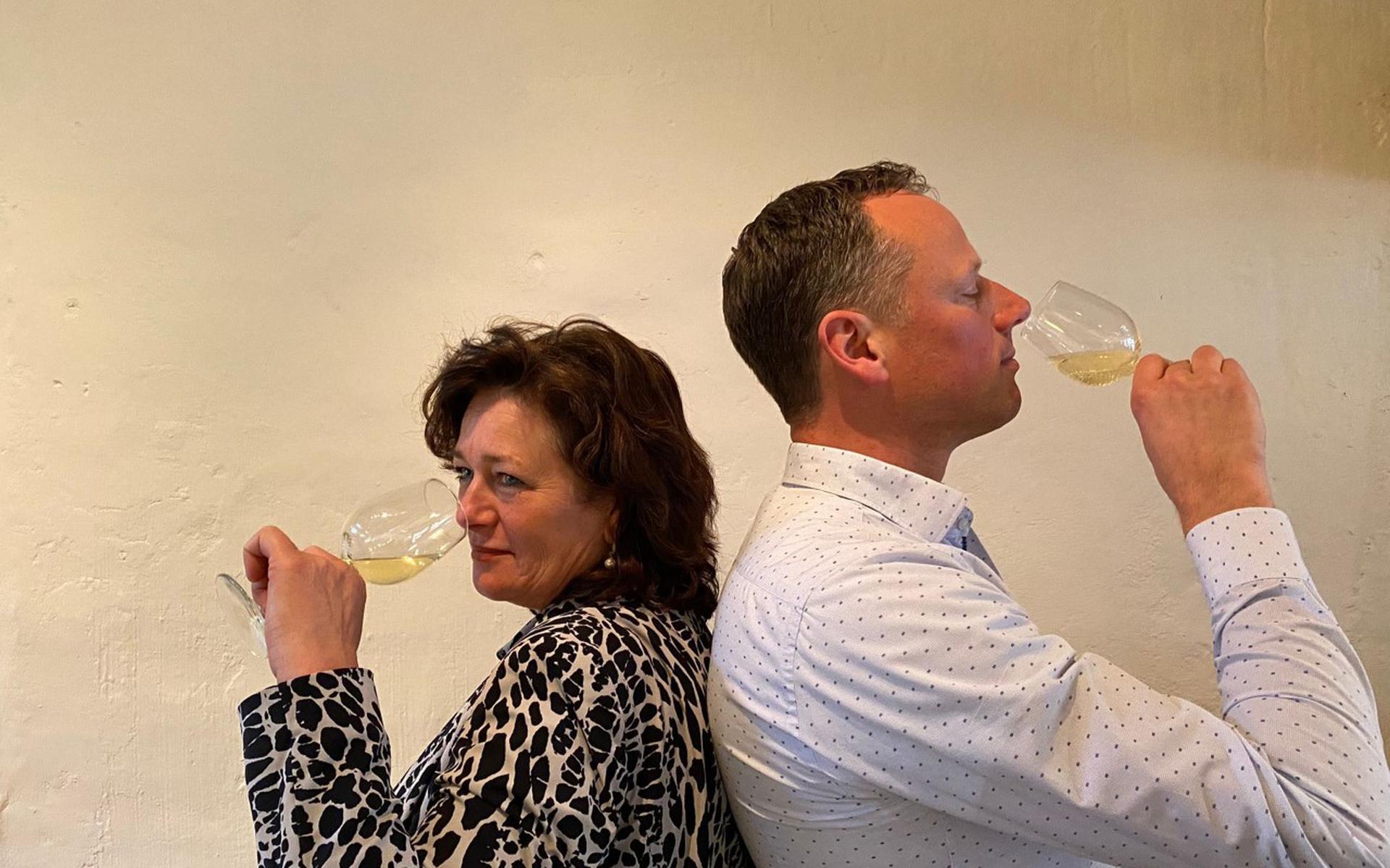 Esther Alstein en Sjoerd IJzerman organiseren met hun wijnclub Delikaatje twee maal per jaar een wijnproeverij in Steenwijk.
