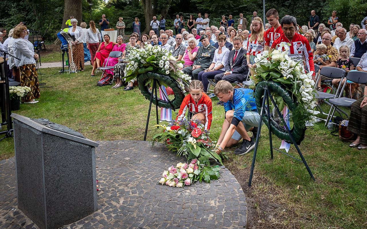 De jeugd legt een krans bij het herdenkingsmonument. De jeugd legt een krans bij het herdenkingsmonument.