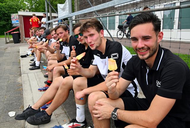In de geest van Folkert wint Brian, als organisator én speler van het café-elftal van zijn oude baas