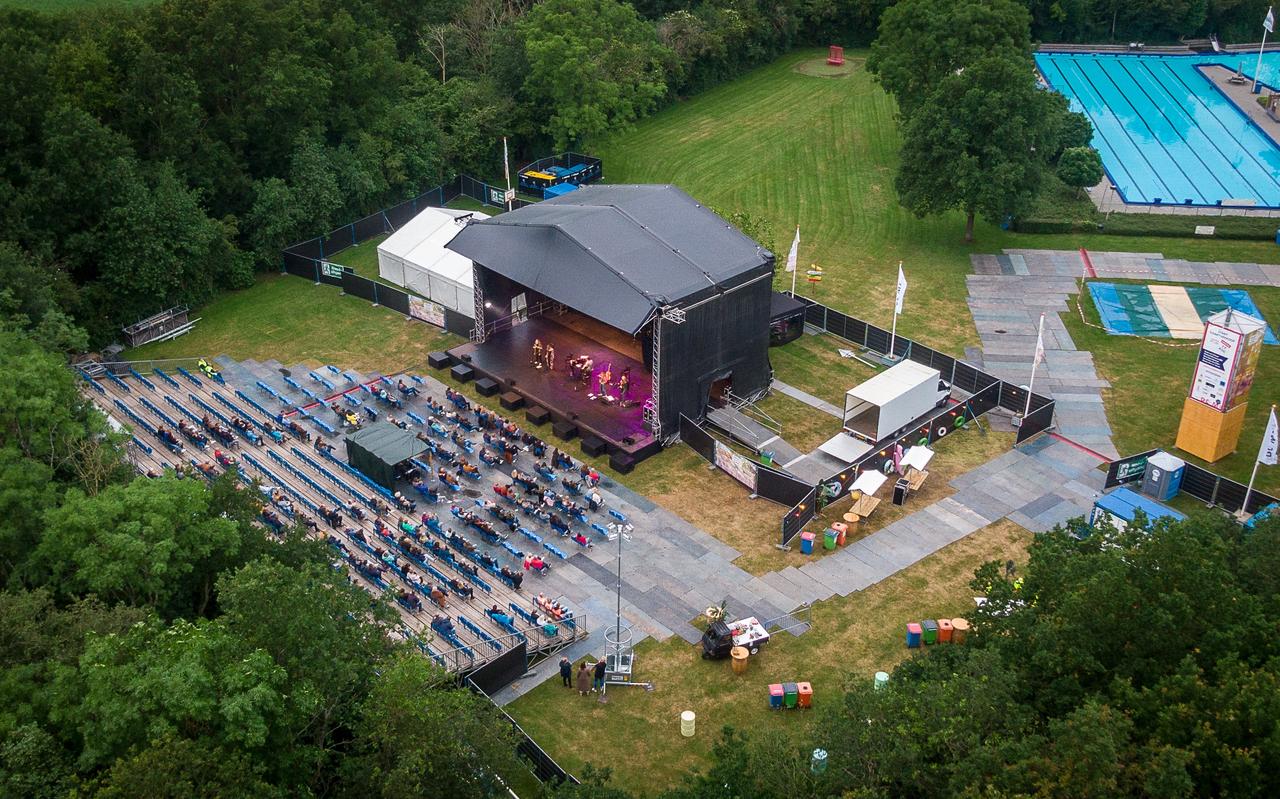 Aftrap muzikaal seizoen in openluchttheater Tolhekke met Motel Westcoast op de ligweide van het zwembad. Aftrap muzikaal seizoen in openluchttheater Tolhekke met Motel Westcoast op de ligweide van het zwembad.