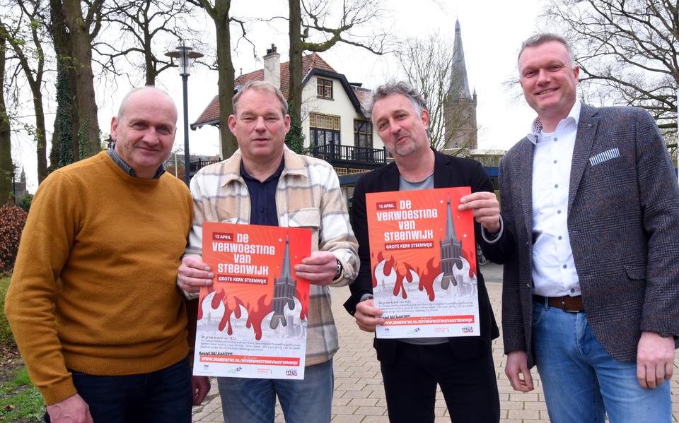 Han Evers, Henk Vording, Marcel Harmsen en Arjan Oosterhof met de posters van de 'Verwoesting van Steenwijk'.