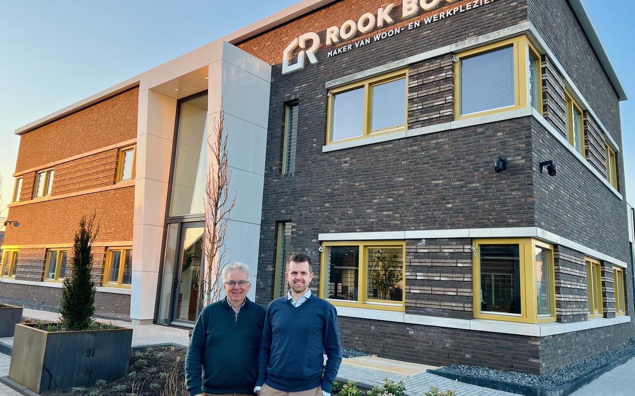 Geuje Rook trekt zich terug en heeft de leiding van de bouwonderneming overgedragen aan zijn zoon Jacko (34). Het bedrijf viert daarnaast ook nog een bijzondere mijlpaal met het 40-jarig jubileum. Geuje Rook trekt zich terug en heeft de leiding van de bouwonderneming overgedragen aan zijn zoon Jacko (34). Het bedrijf viert daarnaast ook nog een bijzondere mijlpaal met het 40-jarig jubileum.