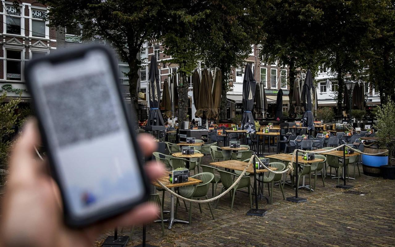Een mobiele telefoon met de QR-code via de app CoronaCheck. Een coronabewijs betekent dat iemand gevaccineerd moet zijn, of hersteld van het virus of recent negatief getest. Een mobiele telefoon met de QR-code via de app CoronaCheck. Een coronabewijs betekent dat iemand gevaccineerd moet zijn, of hersteld van het virus of recent negatief getest.