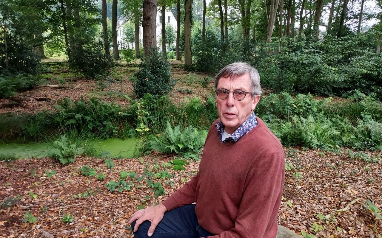Aart Jan Troost, zittend op een boomstam in het Engelsch Boschje: 'Het is nog een hele uitdaging om het landgoed in stand te houden.' Aart Jan Troost, zittend op een boomstam in het Engelsch Boschje: 'Het is nog een hele uitdaging om het landgoed in stand te houden.'