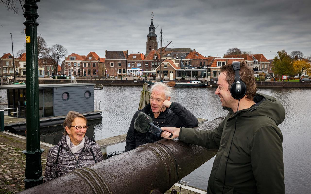 De historici Martin van der Linde en Luc Panhuysen met Marie Doosje, stadsgids en bestuurder van museum Het Gildenhuys, bij het kanon bij de Havenkolk.
