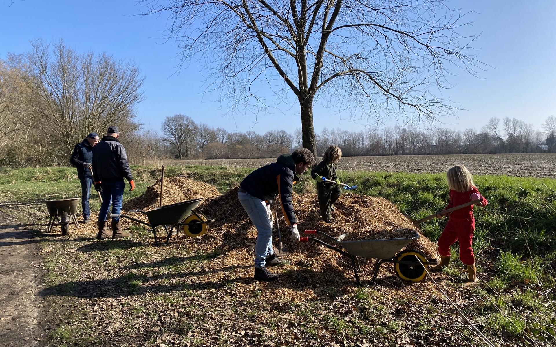 ’t Krullebossie in Steenwijkerwold krijgt een 'kabouter slingerpad'. Vrijwilligers samen aan de slag