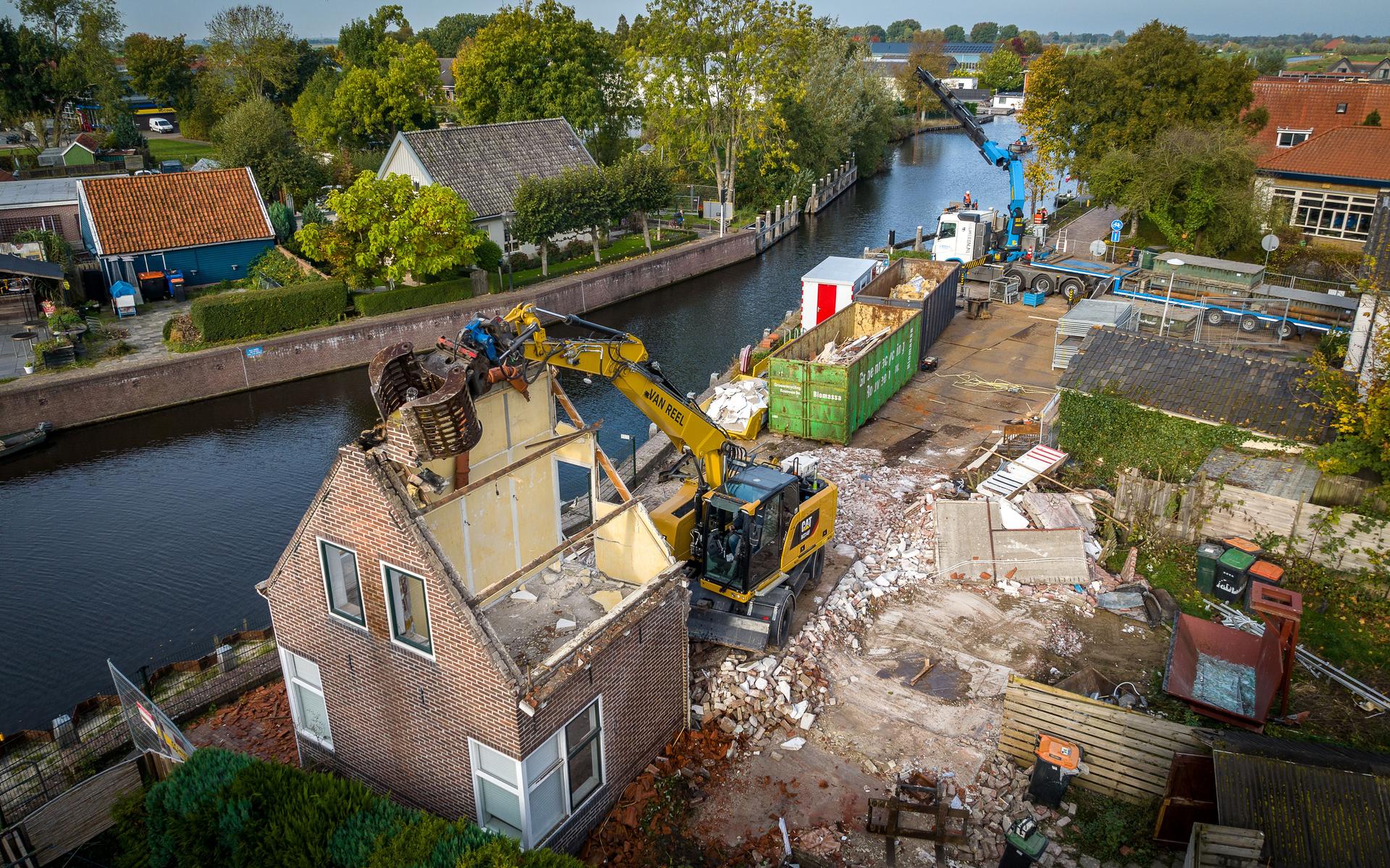 De woningen moeten wijken voor het herstel van de kademuur.