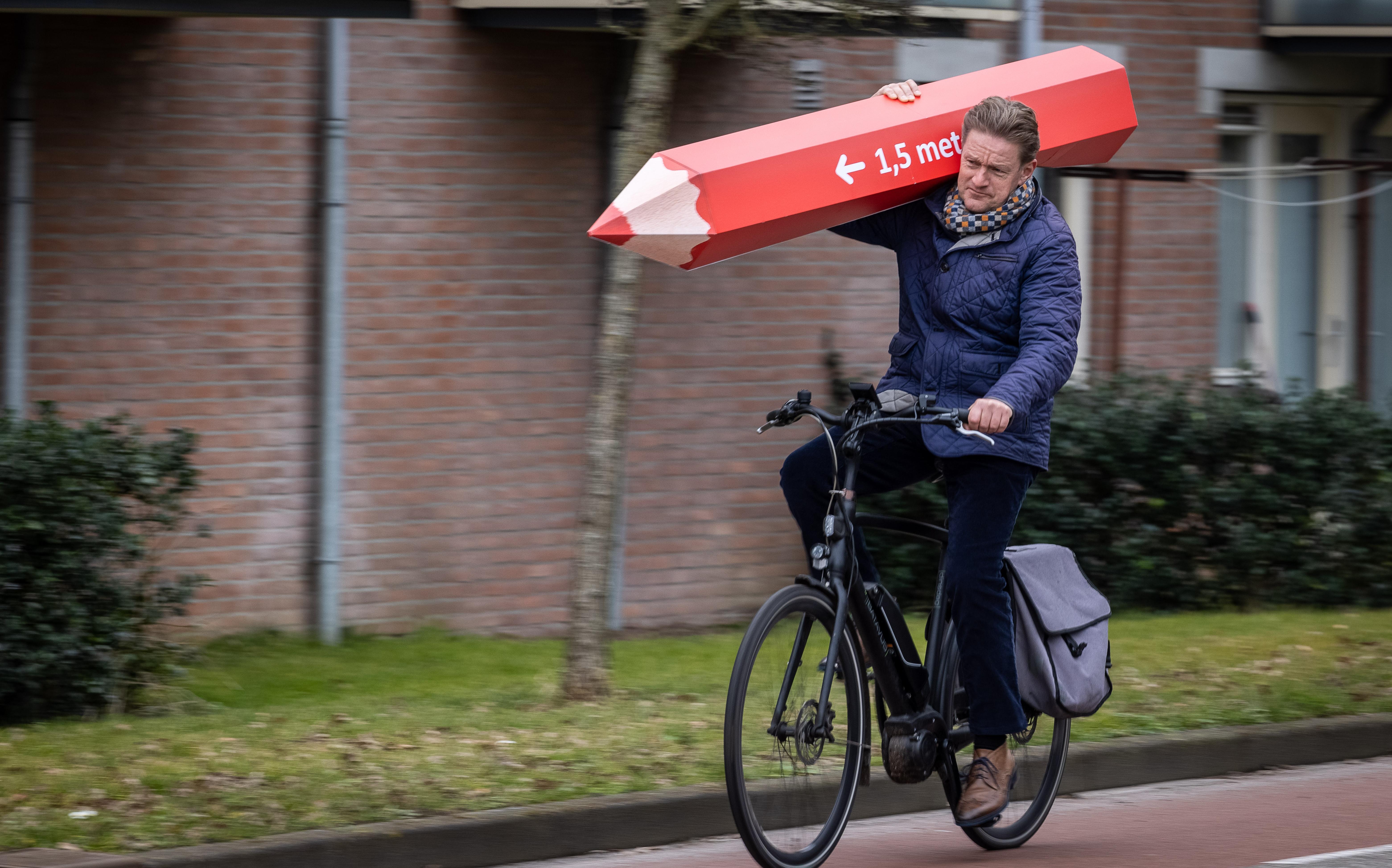 Burgemeester Rob Bats op pad met met rode stempotlood. Burgemeester Rob Bats op pad met met rode stempotlood.