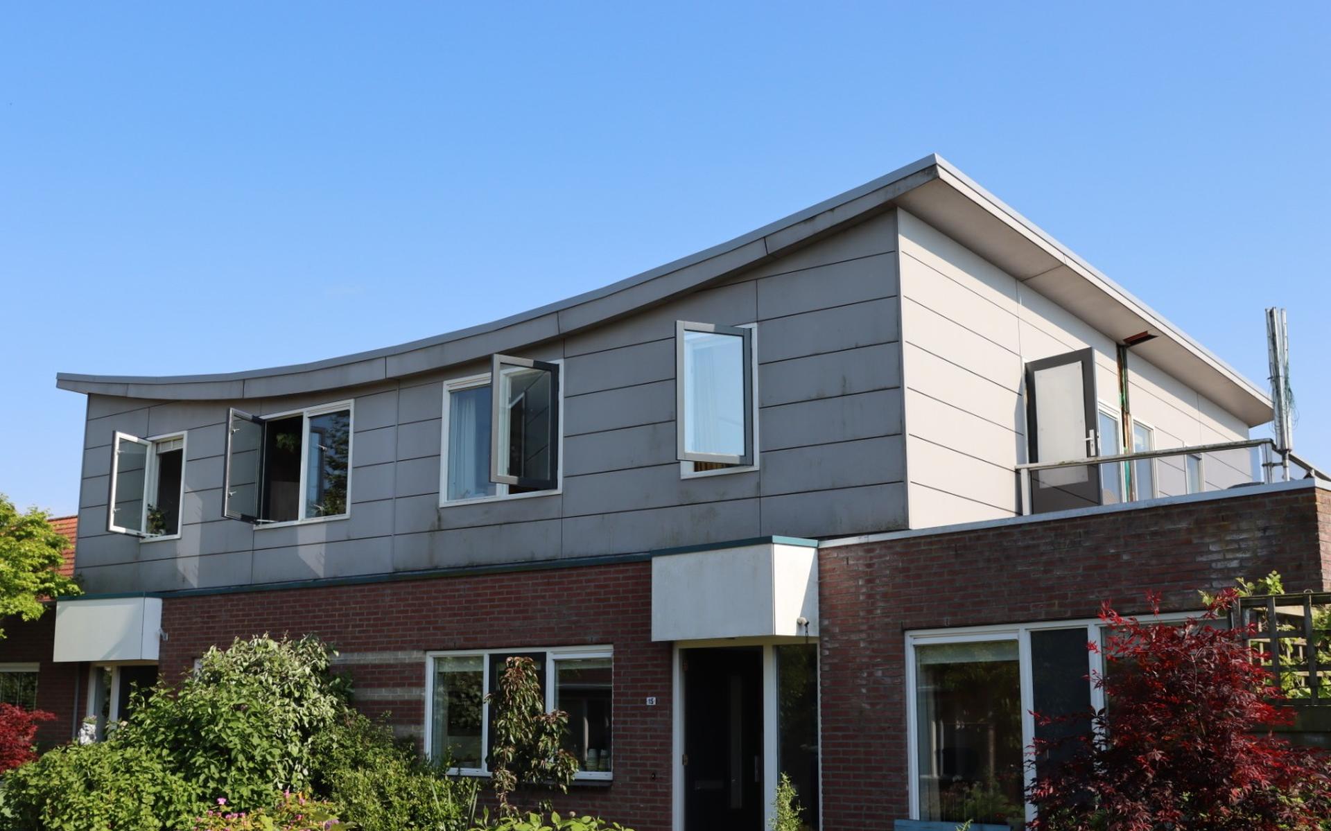 Uiteindelijk is de brandschade beperkt gebleven tot de twee achterste woningen.