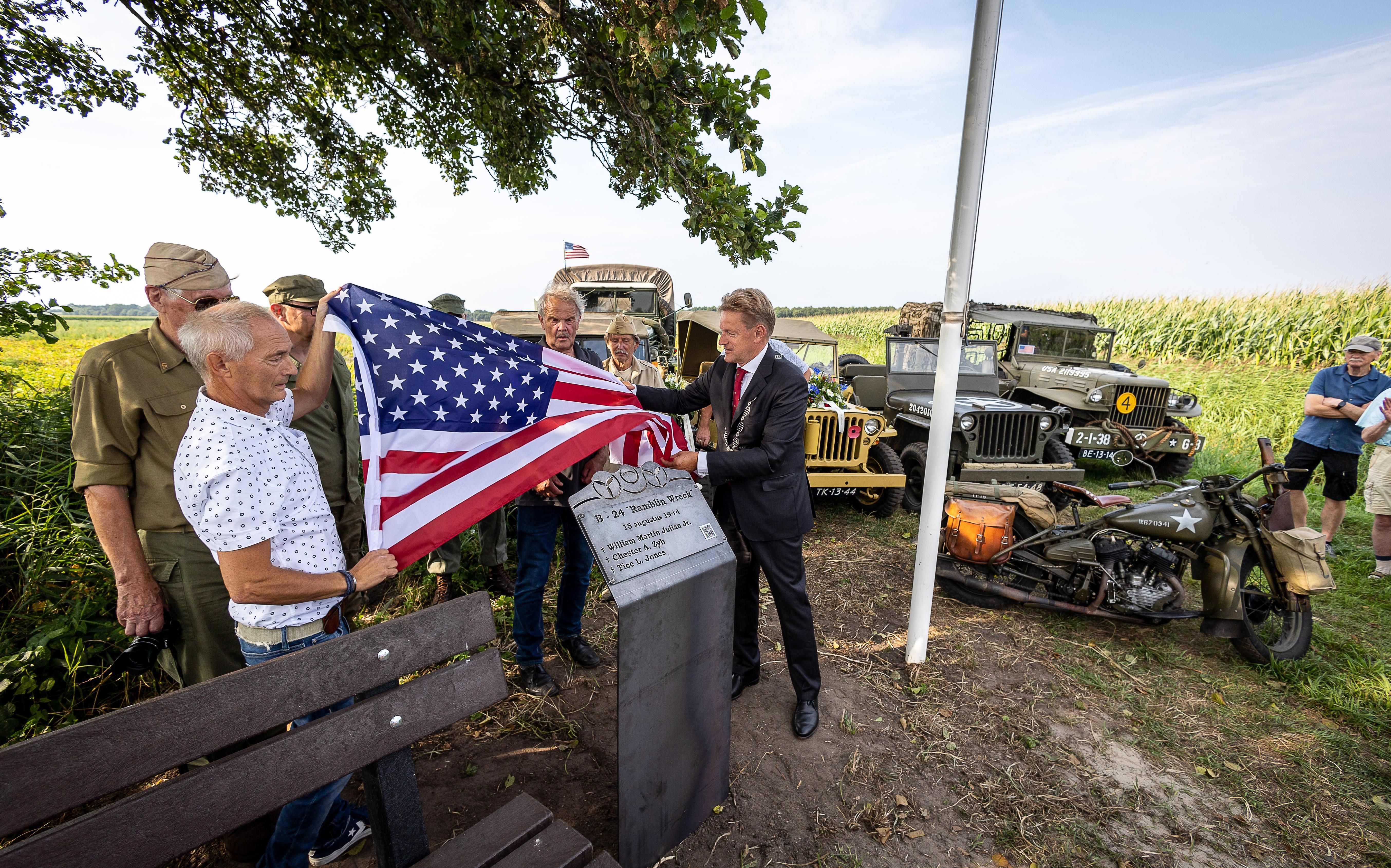 Burgemeester Rob Bats onthulde samen met de initiatiefnemers het monument voor de omgekomen vliegeniers bij Steenwijkerwold. Burgemeester Rob Bats onthulde samen met de initiatiefnemers het monument voor de omgekomen vliegeniers bij Steenwijkerwold.