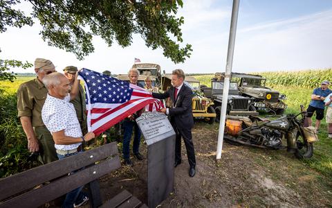 Burgemeester Rob Bats onthulde samen met de initiatiefnemers het monument voor de omgekomen vliegeniers bij Steenwijkerwold. 