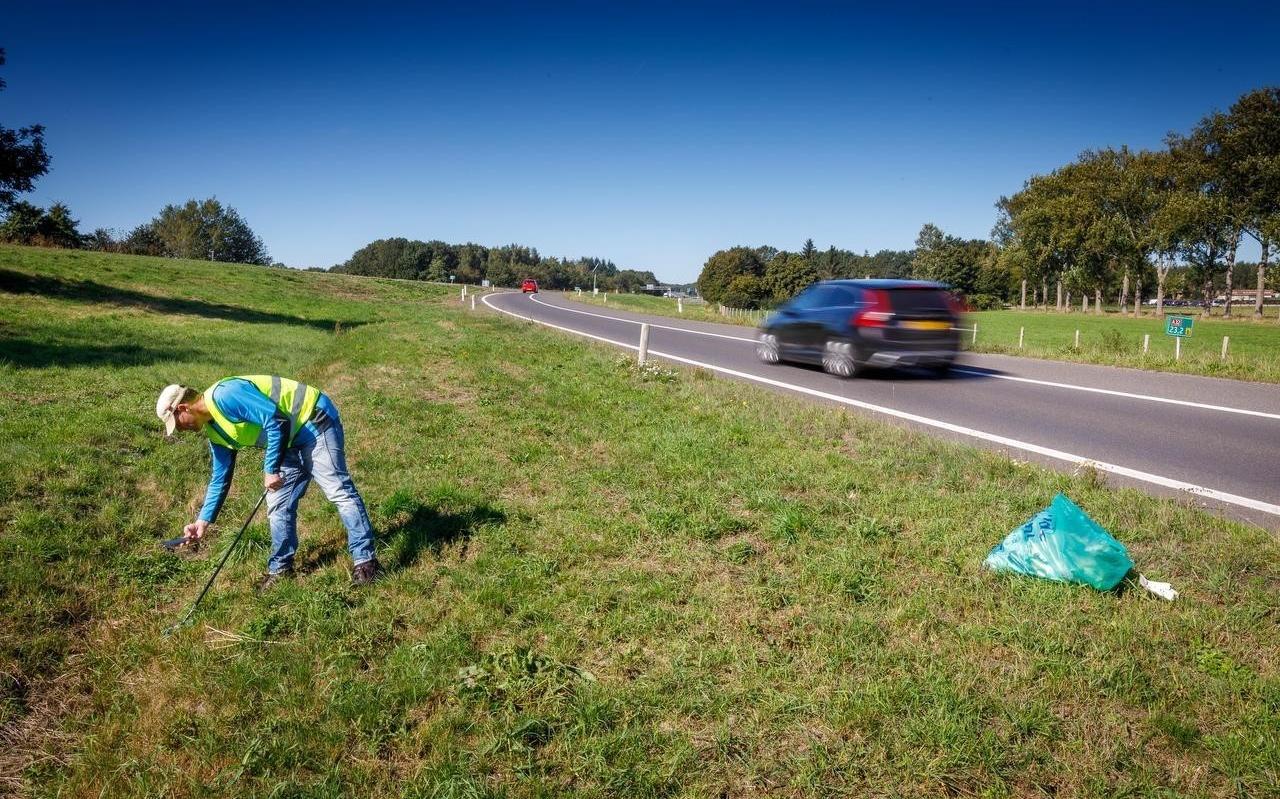 Pieter Jan Hummelen tijdens een eerdere eenmansactie: Hij raapte langs de oprit van de snelweg Steenwijk richting Wolvega afval op. Twee opritten en één afrit leverde 3 volle afvalzakken op. Pieter Jan Hummelen tijdens een eerdere eenmansactie: Hij raapte langs de oprit van de snelweg Steenwijk richting Wolvega afval op. Twee opritten en één afrit leverde 3 volle afvalzakken op.