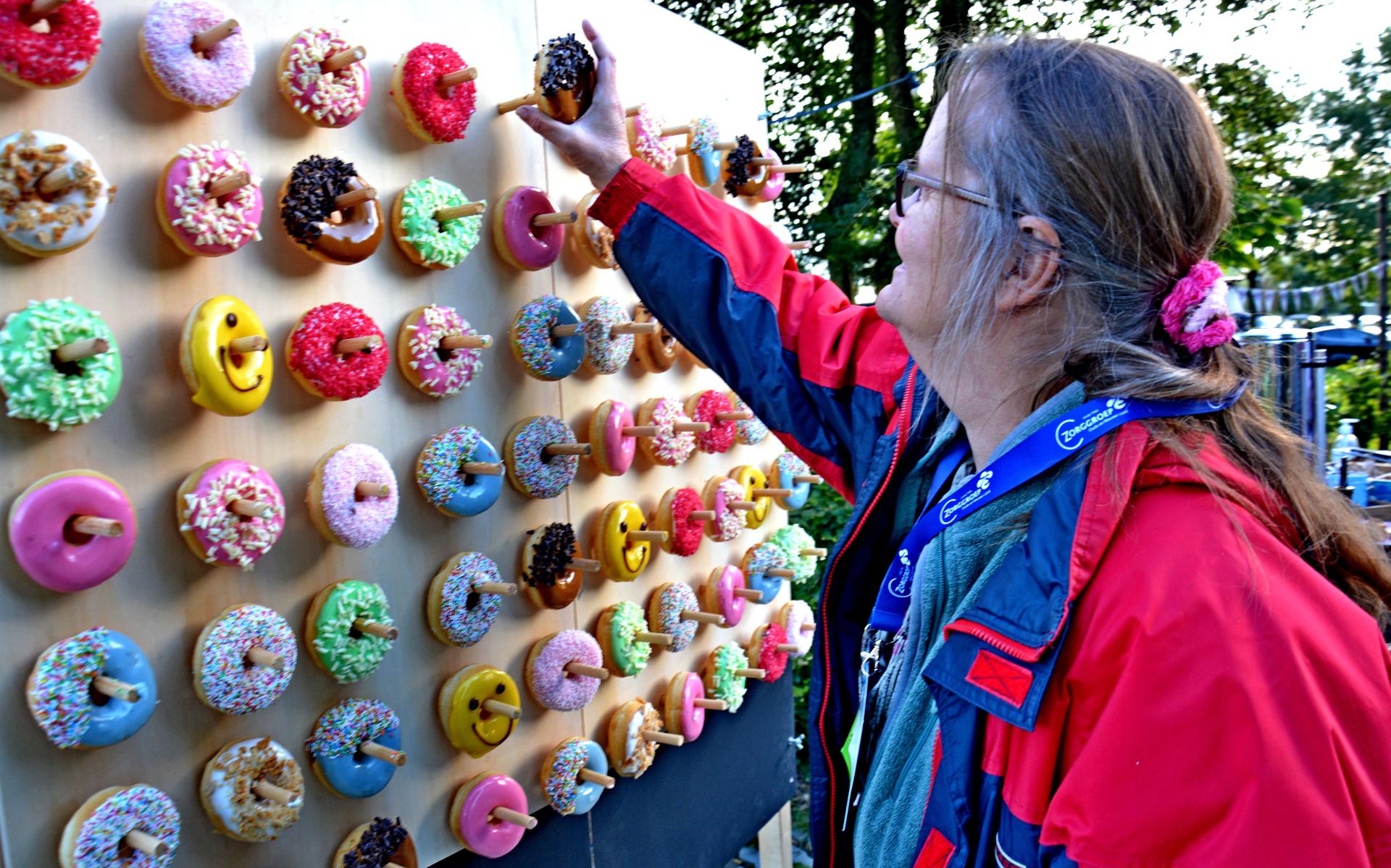 Elke bezoeker werd verwelkomd met koffie en een donut uit de donutwand.