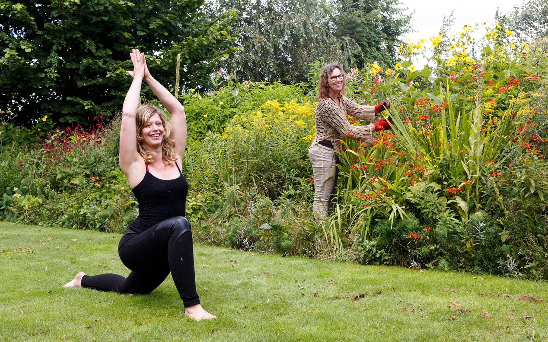 Manon Lemkes geeft de yogaretreats in de tuin van Marjon van Berkel.