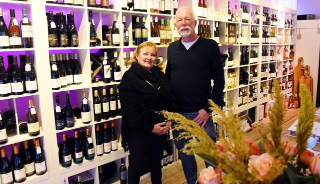 Bert en Ginette in hun wijnwinkel.