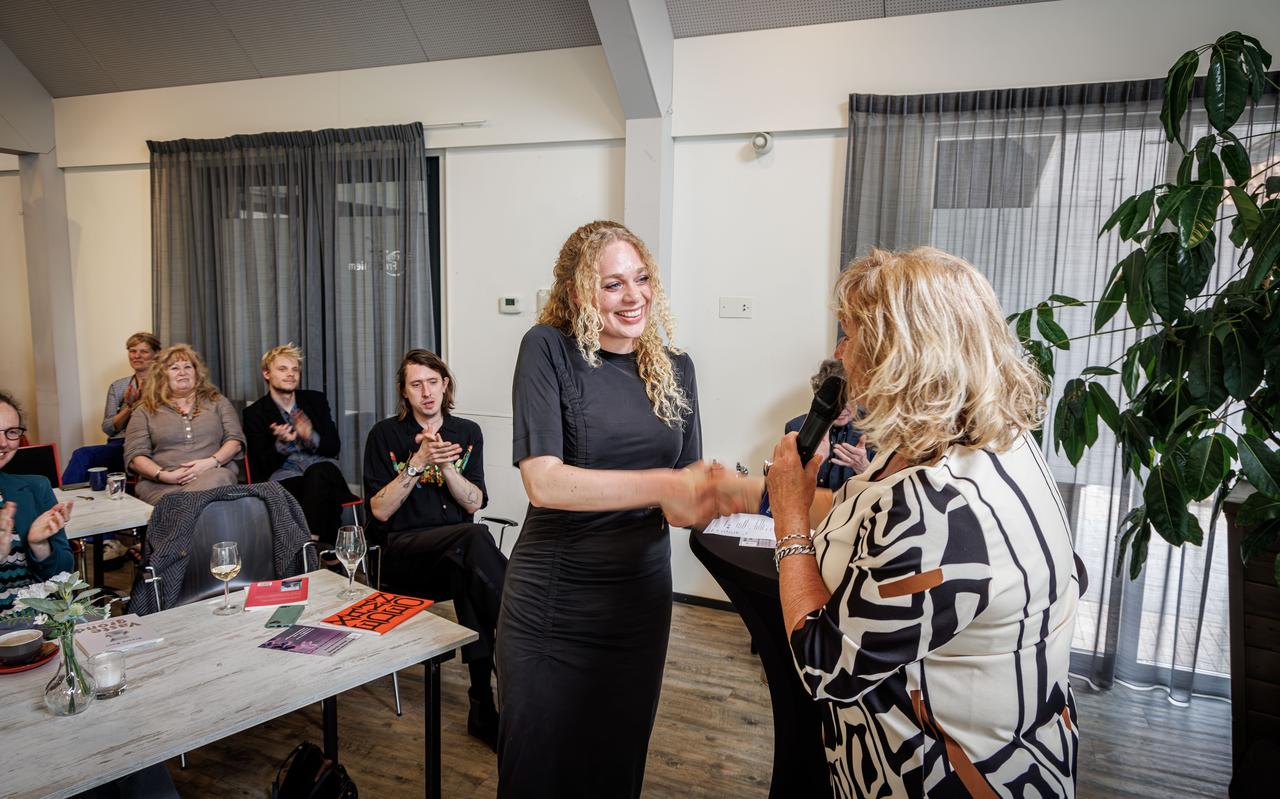 Uit handen van wethouder Trijn Jongman ontvangt Iduna Paalman de J.C. Bloem Poëzieprijs. Uit handen van wethouder Trijn Jongman ontvangt Iduna Paalman de J.C. Bloem Poëzieprijs.