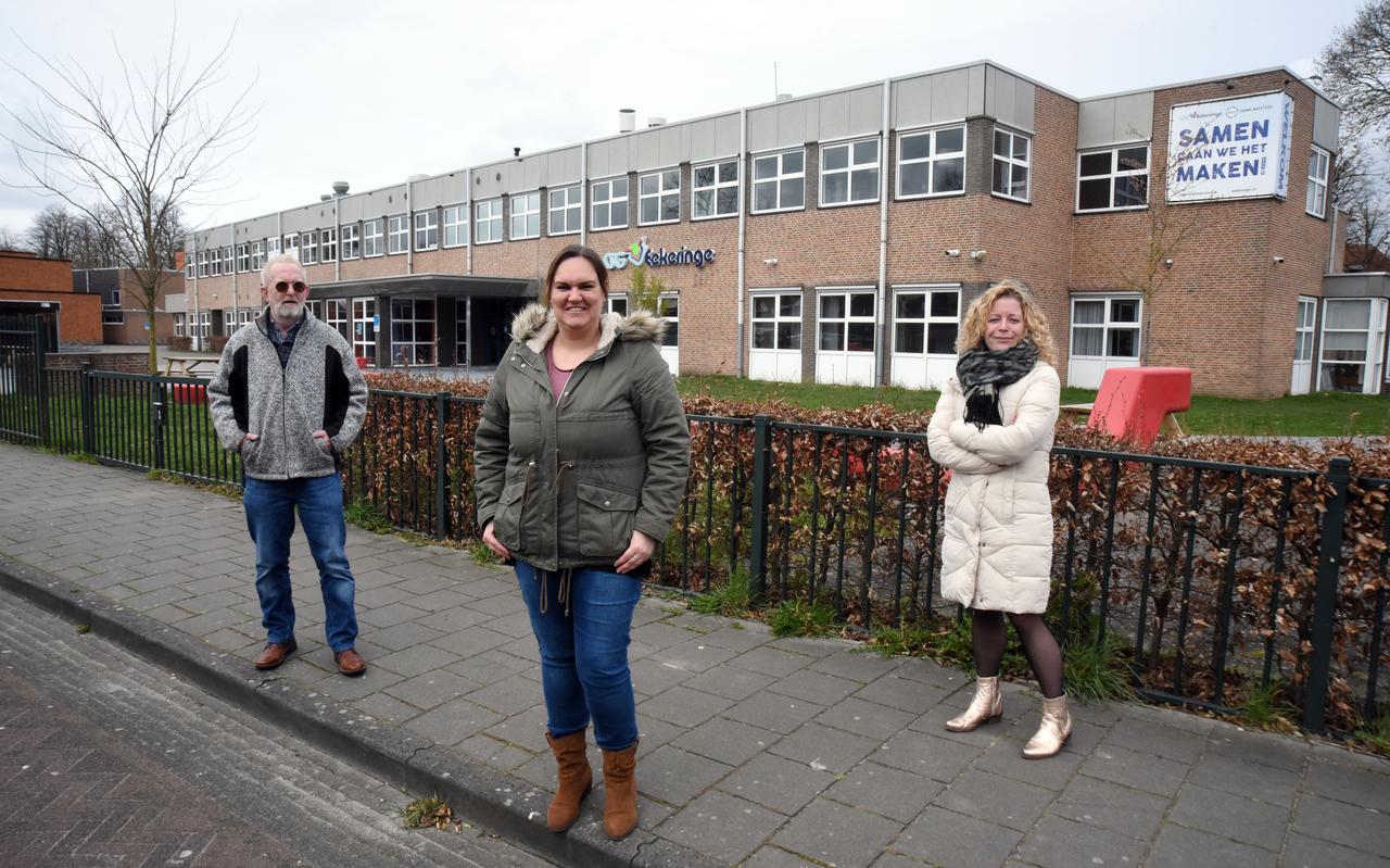 Bert Piest, Saskia Koek, en Gwenda Wolters voor CSG Eekeringe. "Uitbreiding op deze locatie kan de wijk niet aan.’" Bert Piest, Saskia Koek, en Gwenda Wolters voor CSG Eekeringe. "Uitbreiding op deze locatie kan de wijk niet aan.’"