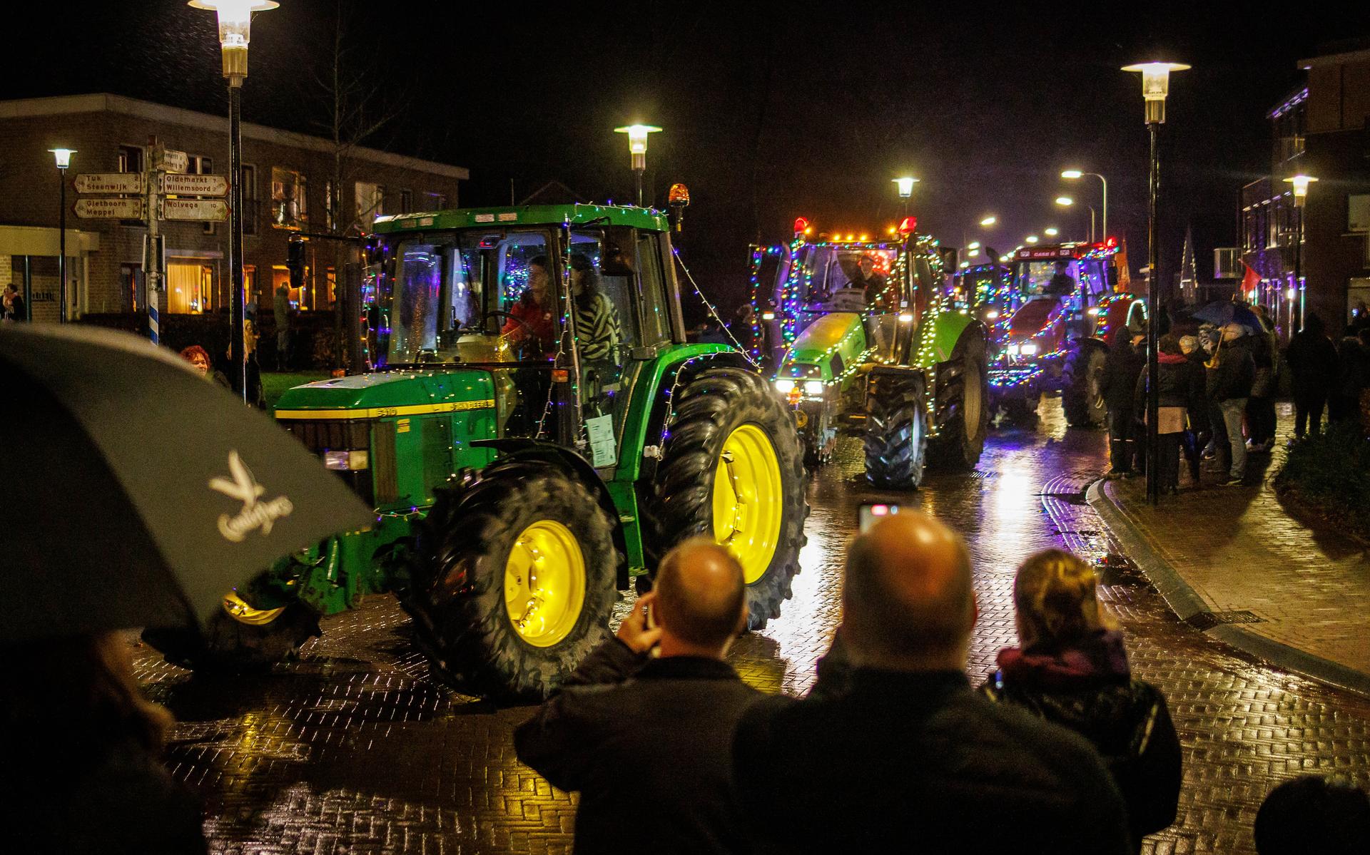 De stoet gaat door Steenwijkerwold, waar honderden mensen langs de kant van de weg staan.
