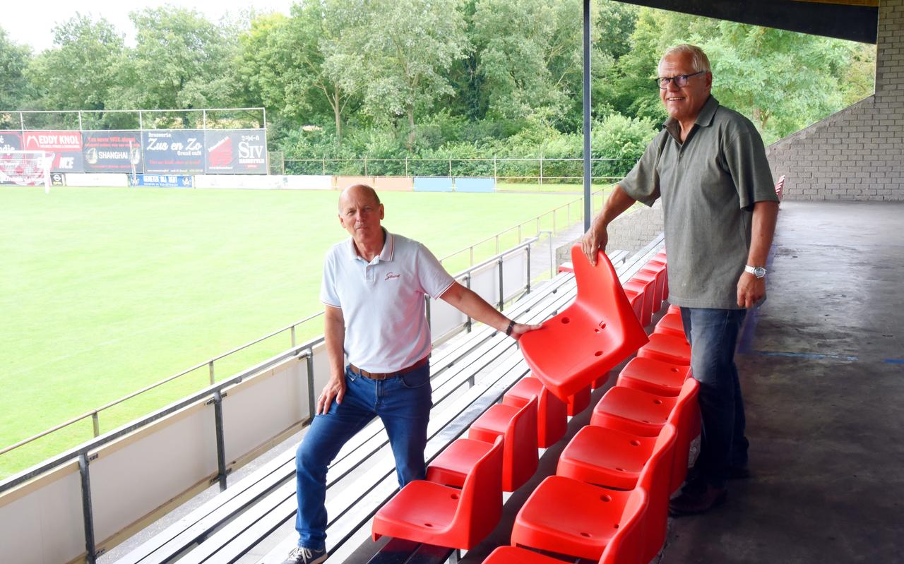 Frans van der Velden en Jan van Rosmalen op de tribune van Vv Steenwijk. Frans van der Velden en Jan van Rosmalen op de tribune van Vv Steenwijk.
