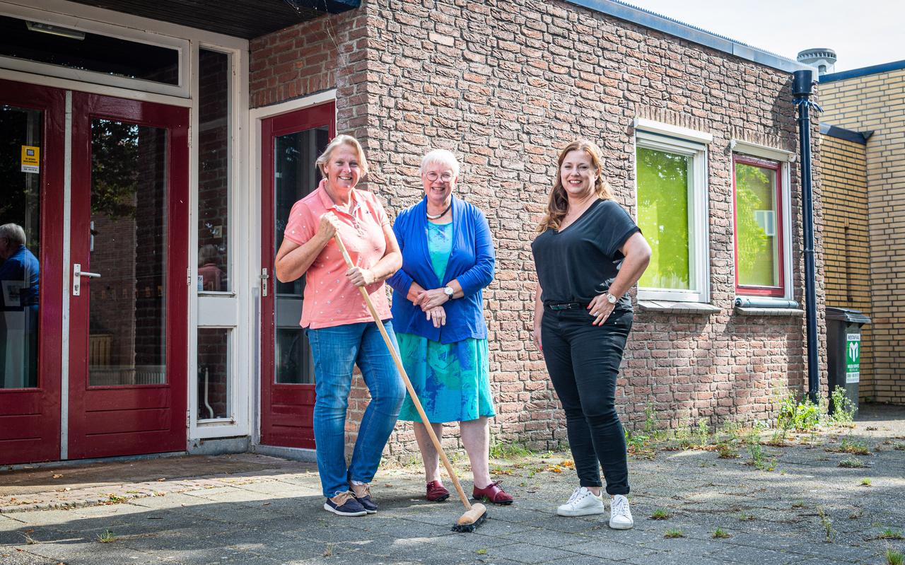 De voormalige Woldschool in Steenwijkerwold heeft een nieuwe bestemming gekregen: Drie kunstenaars vestigen zich in het pand. Op de foto: De drie kunstenaars op een rij: Son Hekelaar (l), Antoinette Versteeg en Mirjam Lensink.