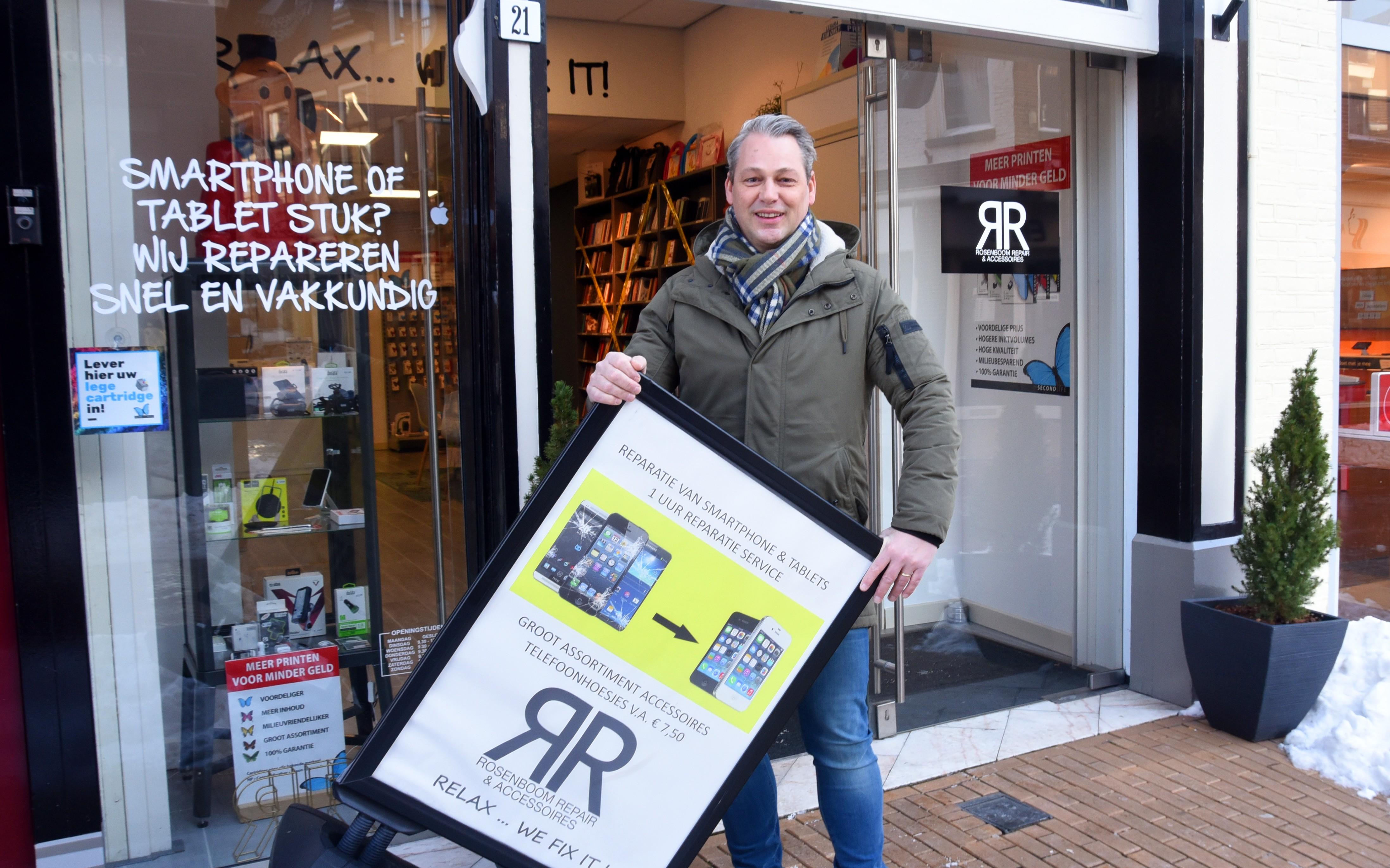 Arjan Rosenboom mag in coronatijd smartphones en tablets blijven repareren. Arjan Rosenboom mag in coronatijd smartphones en tablets blijven repareren.
