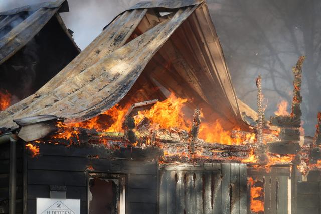 Hevige brand verwoest schuur in Basse