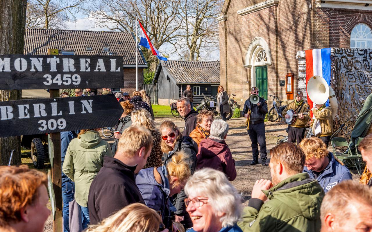 Herdenking van de 75-jarige bevrijding van Willemsoord met kampement en dixieland band.