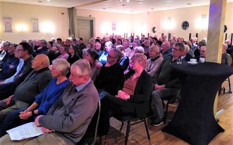 Een propvolle zaal in Café Geldringen geniet van het werk van de dichtende timmerman Pé Plat.