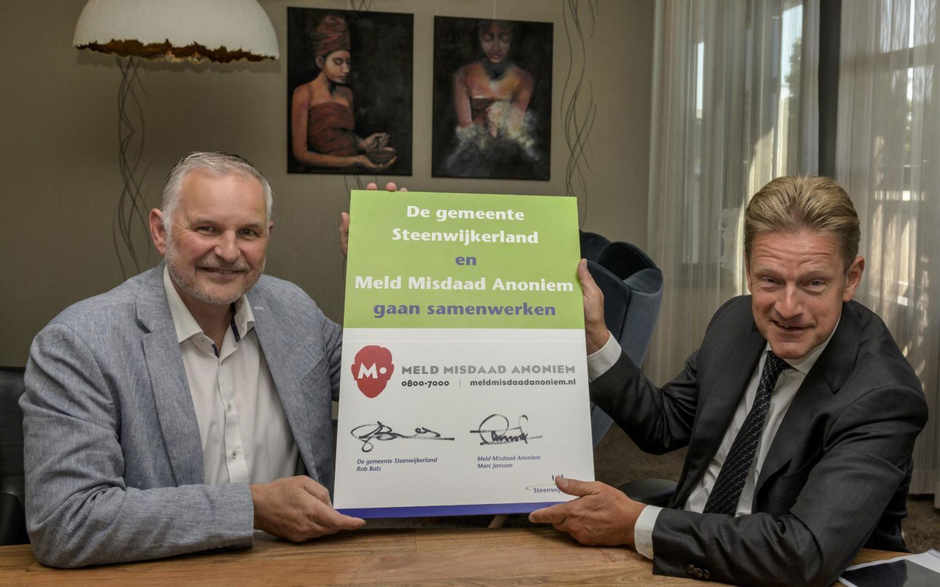 De samenwerking tussen Steenwijkerland en Meld Misdaad Anoniem is ondertekend door burgemeester Rob Bats (r) en Marc Janssen, van Meld Misdaad Anoniem.