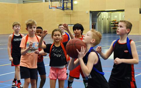 De basketballers van ARTA, jeugd en senioren, mochten woensdagavond weer trainen in sporthal de Waterwijck. 