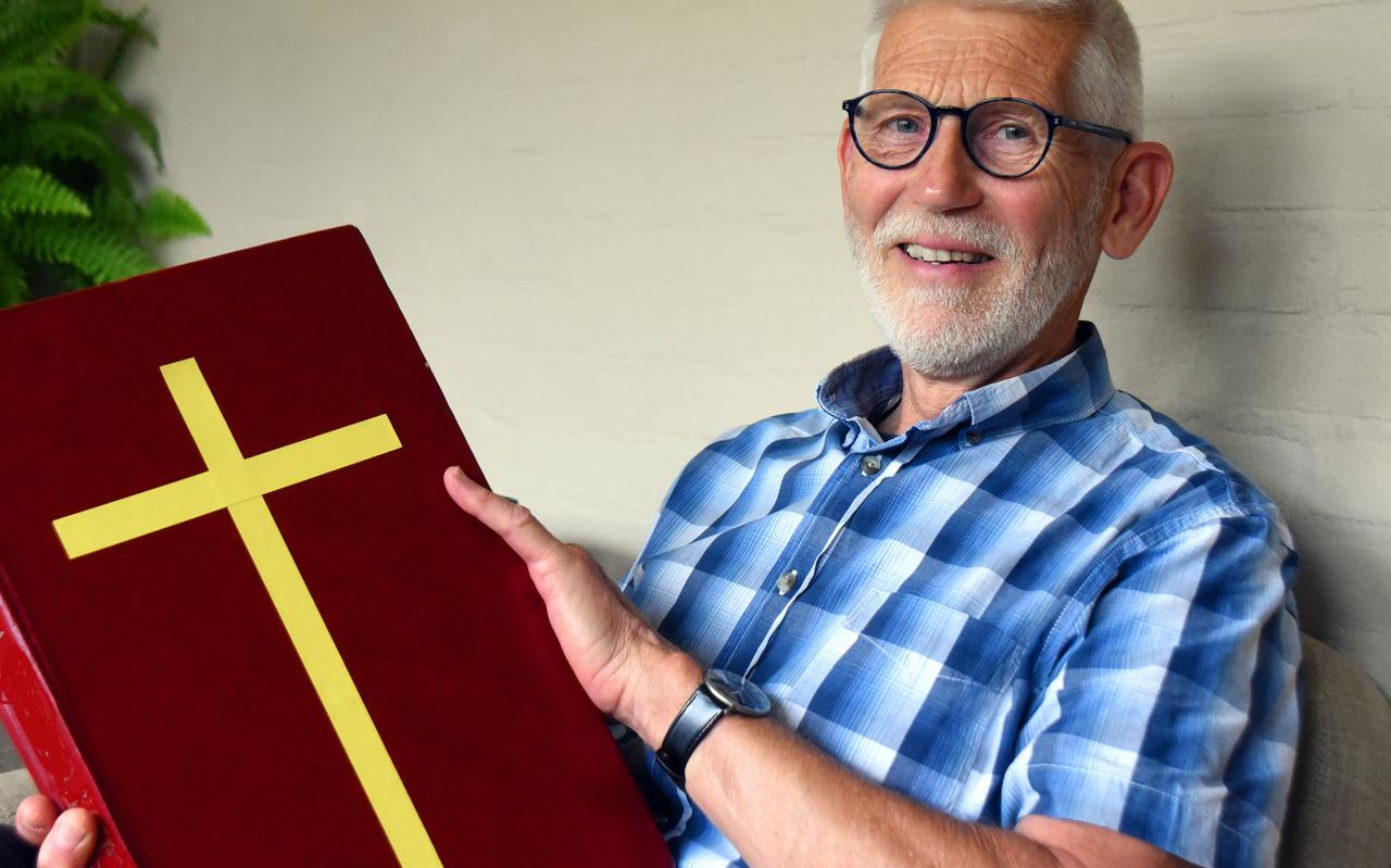 Jan Wiersma toont het 'grote boek' van Sinterklaas. 