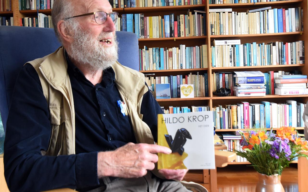 Wim Heij toont de Kropcatalogus behorende bij de tentoonstelling 'Het Dier'. Wim Heij toont de Kropcatalogus behorende bij de tentoonstelling 'Het Dier'.