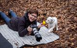 Alette Holman tijdens een puppyshoot op de Eese. Maar liefst 2 Dalmatiërpuppy’s van 9 weekjes jong en de moederhond: 'Een leuke uitdaging'. 