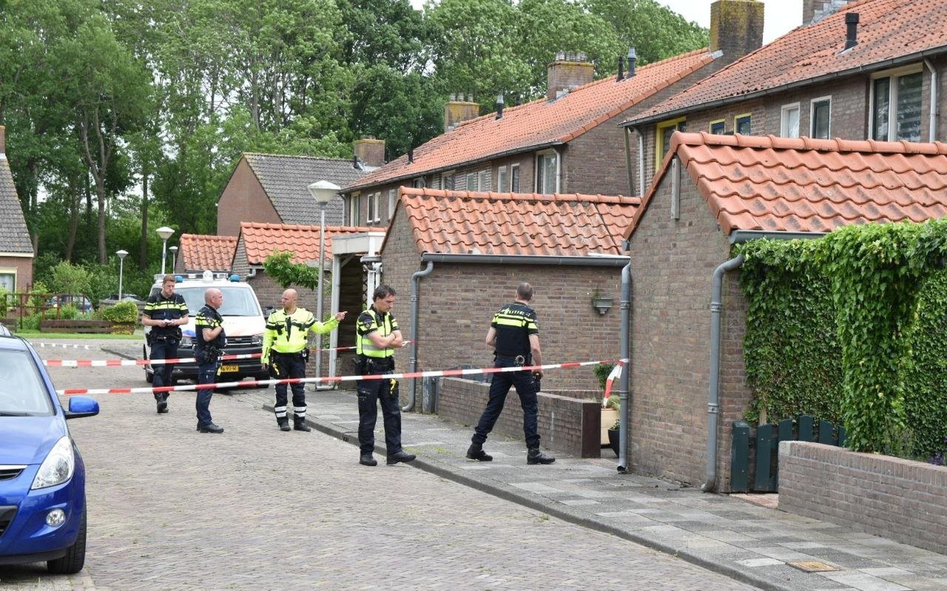 De politie doet onderzoek in de Kolk in Scheerwolde, waar donderdagavond een gewonde man is aangetroffen.