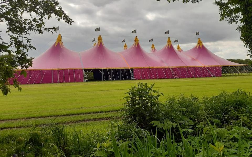 De feesttent staat klaar.