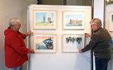 Alie van Kuilenburg en Henk van de Wal van Stichting Galerie Steenwijk bij de donderdag geopende expositie van Géwout Esselink.