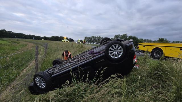Auto slaat over de kop op de A32 bij Steenwijk
